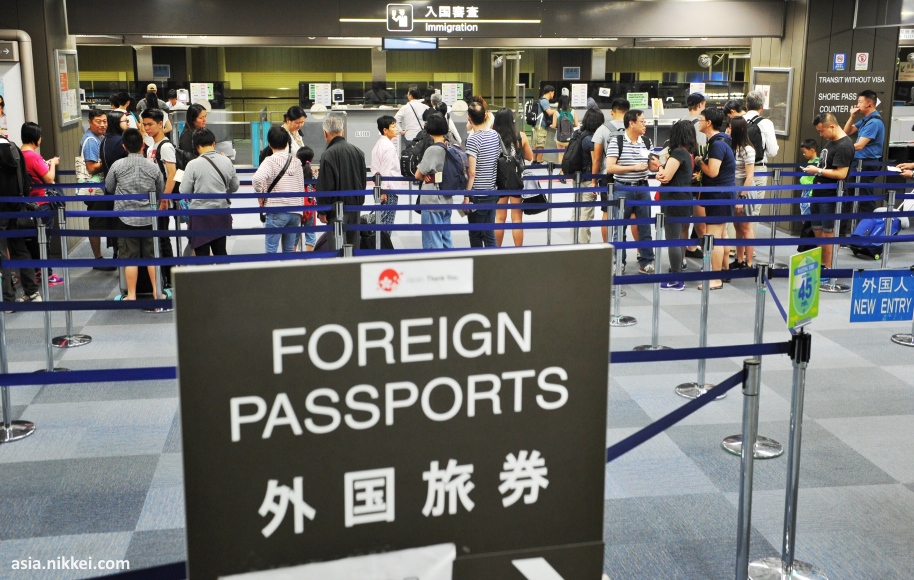 Cola de espera de inmigración en el aeropuerto de Narita (Tokio) para entrar en Japón