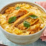 Donburi, plato típico de Japón sencillo de cocinar: receta, ingredientes, variedades. Foto: Donburi Katsudon (カツ丼), cuenco de arroz cubierto con huevo y milanesa de cerdo