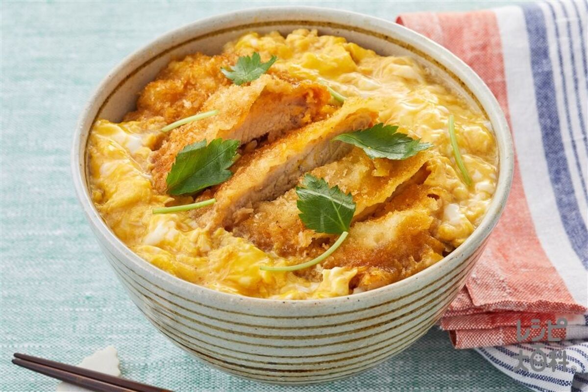 Donburi, plato típico de Japón sencillo de cocinar: receta, ingredientes, variedades. Foto: Donburi Katsudon (カツ丼), cuenco de arroz cubierto con huevo y milanesa de cerdo