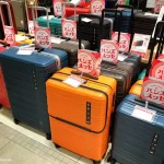 Dónde comprar una maleta en Japón: exposición de maletas a la venta en la tienda Hands de Umeda (Osaka)