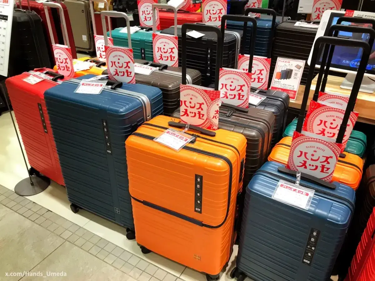 Dónde comprar una maleta en Japón: exposición de maletas a la venta en la tienda Hands de Umeda (Osaka)