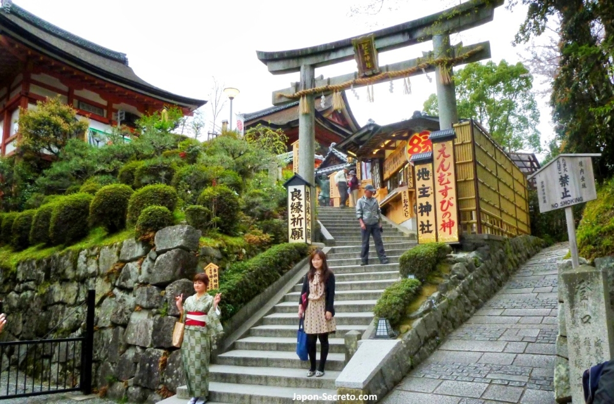Jishu Jinja (地主神社), el santuario del amor y el matrimonio en Kioto, para buscar novio o novia, está dentro del templo Kiyomizudera, en el barrio de Higashiyama: cómo llegar, ritual sagrado, curiosidades, horario, precio