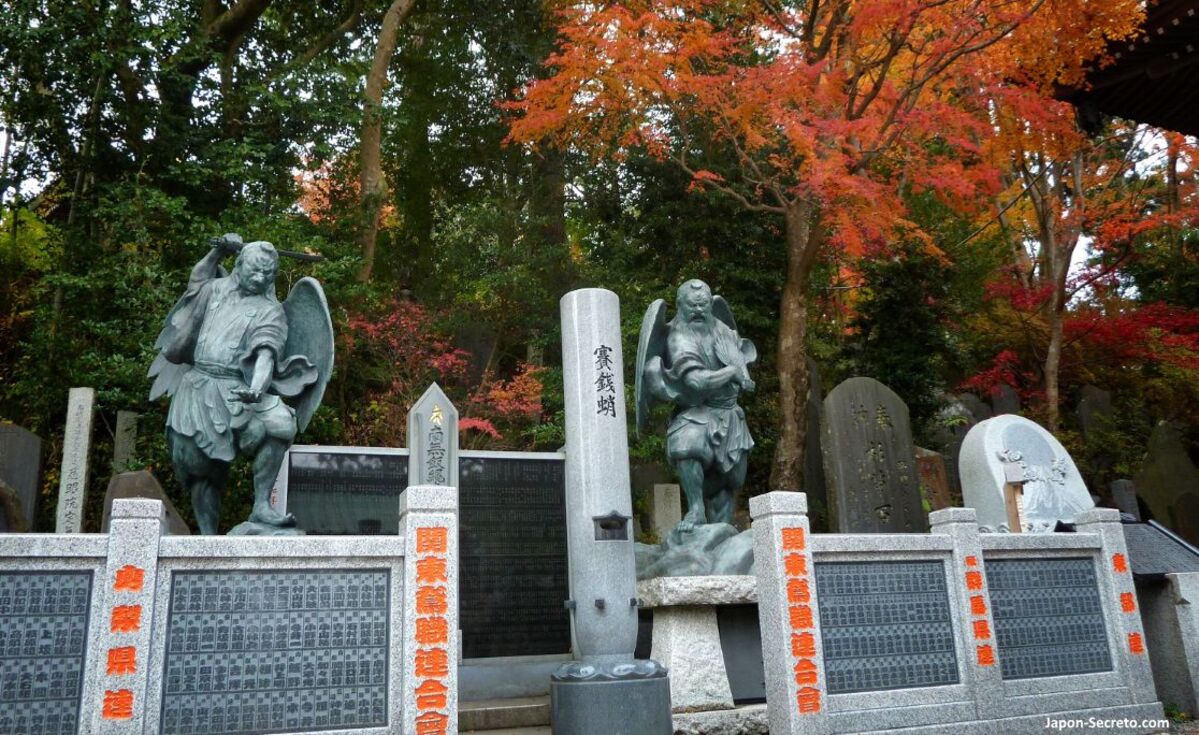 Templo Yakuoin en el monte Takao o Takaosan en Tokio en otoño. Foto: estatuas de Tengu rodeadas de Momiji