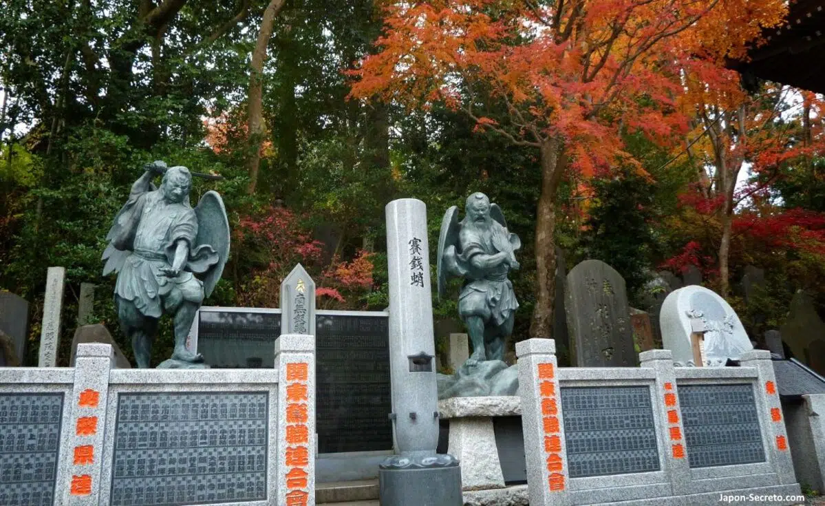 Templo Yakuoin en el monte Takao o Takaosan en Tokio en otoño. Foto: estatuas de Tengu rodeadas de Momiji