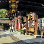 Santuario Kitano Tenmangū (北野天満宮) de Kioto: cómo llegar, qué ver, comprar entrada y precio, mercadillo, momiji. Foto: farolillos de madera y gente rezando frente al altar.