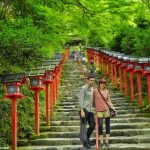 Santuario Kifune Jinja de Kibune, en Kioto. Foto: Famosas escaleras de acceso al santuario Kifune. Excursión a Kibune (Kioto) en verano.