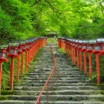 Viaje a Kibune desde Kioto. Foto: Famosas escaleras de acceso al santuario Kifune. Excursión a Kibune (Kioto) en verano.