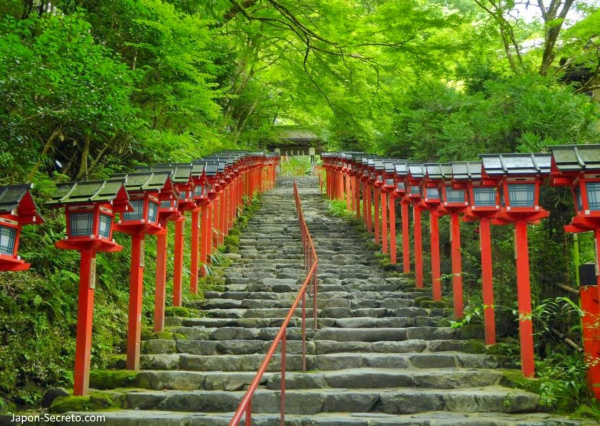 Viaje a Kibune desde Kioto. Foto: Famosas escaleras de acceso al santuario Kifune. Excursión a Kibune (Kioto) en verano.