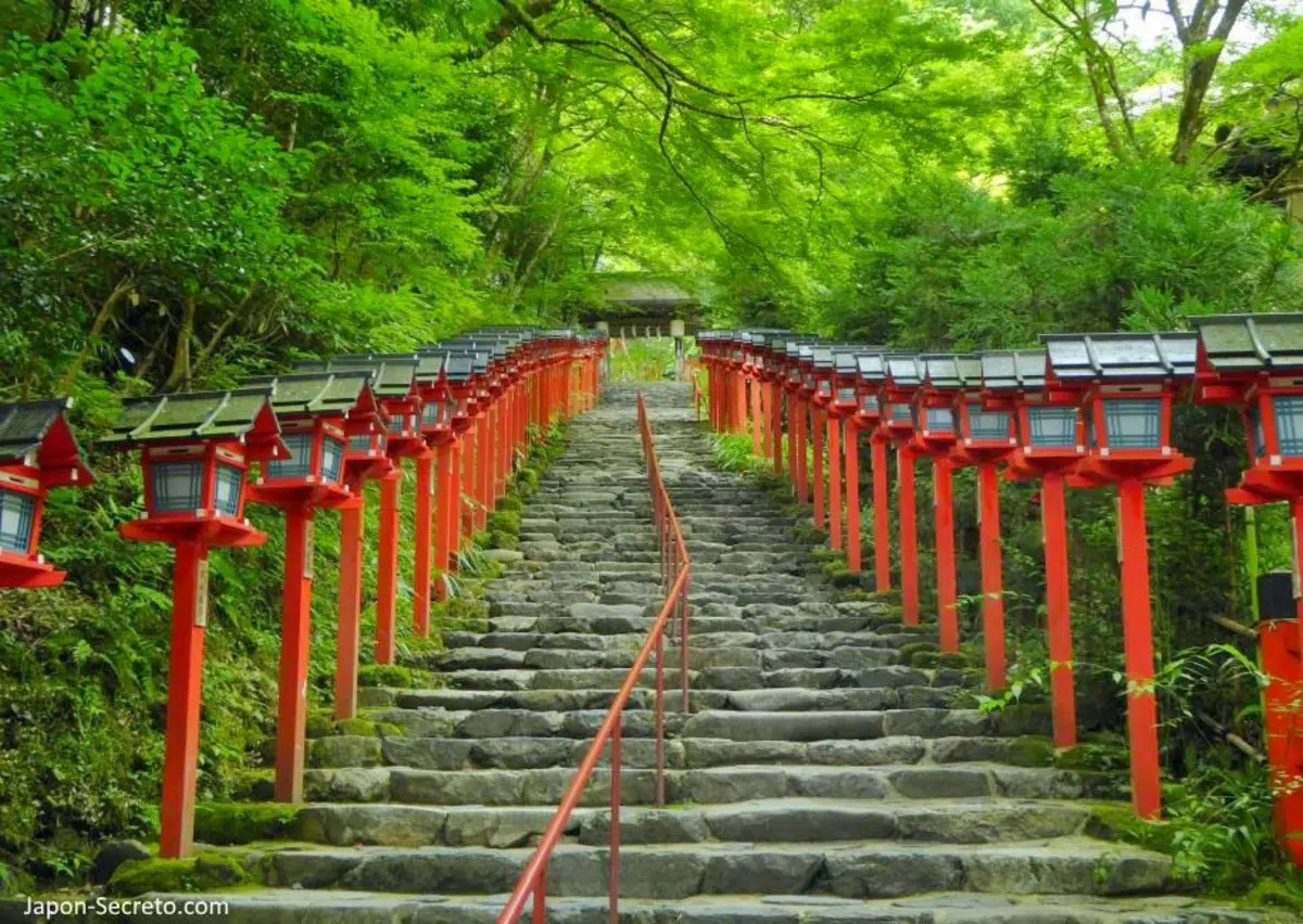 Viaje a Kibune desde Kioto. Foto: Famosas escaleras de acceso al santuario Kifune. Excursión a Kibune (Kioto) en verano.