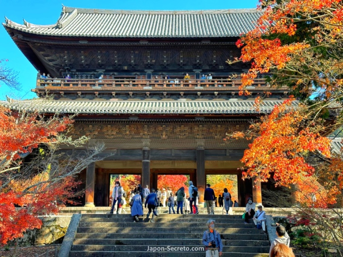 Itinerario esencial de dos semanas para viajar a Japón y ver lo más importante y famoso. Foto: puerta Sanmon del templo Nanzenji de Kioto en otoño (momiji)