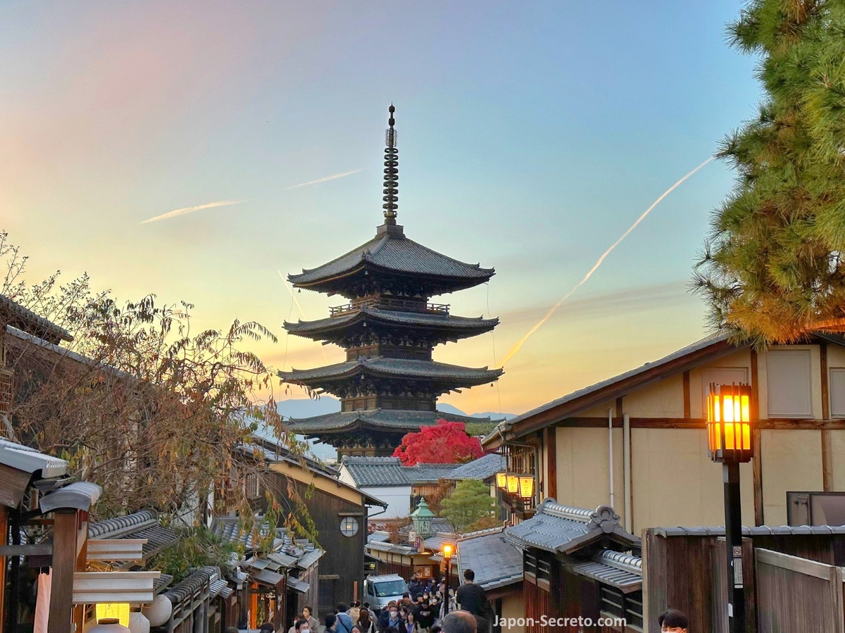 Recorrido a pie por el barrio de Higashiyama en Kioto: itinerario perfecto para aprovechar el tiempo, optimizado. Foto: pagoda Yasaka vista desde la calle Ninenzaka en el barrio de Higashiyama (Kioto)