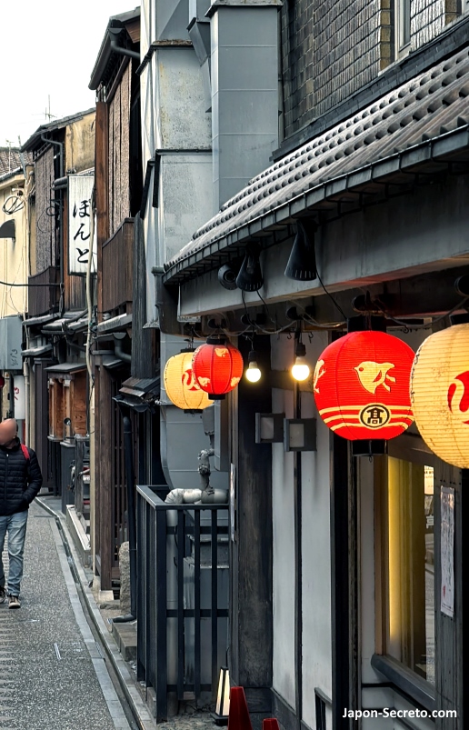 Faroles de papel o chochin en el barrio de geishas de Pontocho, en Kioto