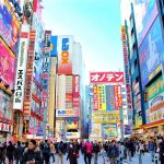 Comprar electrónica en Japón: consejos, trucos y recomendaciones importantes para no equivocarte al adquirir productos electrónicos de calidad como consolas, cámaras, ordenadores, etc. Foto: Calle principal del barrio de Akihabara (Tokio, Japón)