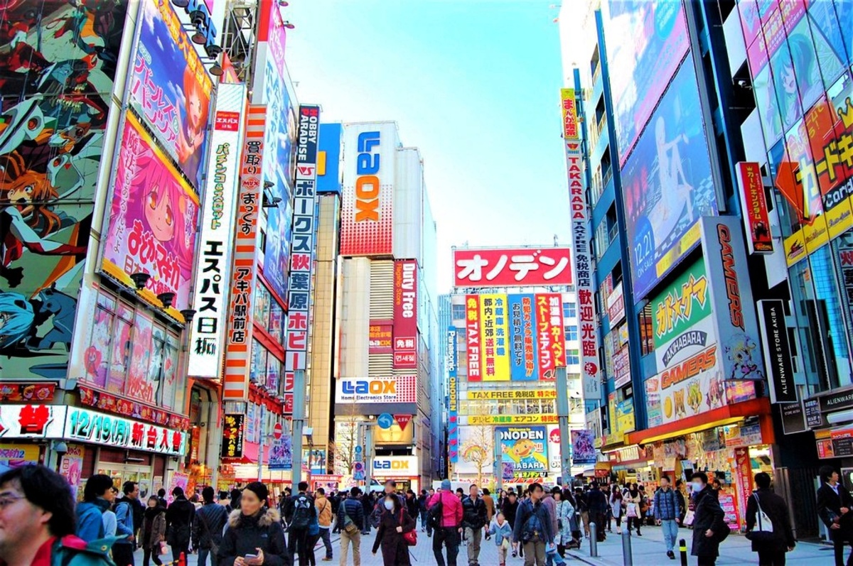 Comprar electrónica en Japón: consejos, trucos y recomendaciones importantes para no equivocarte al adquirir productos electrónicos de calidad como consolas, cámaras, ordenadores, etc. Foto: Calle principal del barrio de Akihabara (Tokio, Japón)