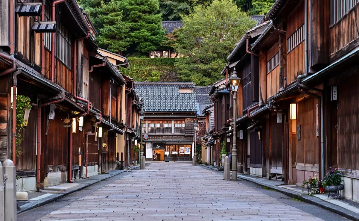 Ver Kanazawa en 1 día y 2 días, lugares imprescindibles, mapa, merece la pena: jardín Kenrokuen, barrios de geishas y samuráis. Foto: barrio tradicional de geishas de Higashichaya