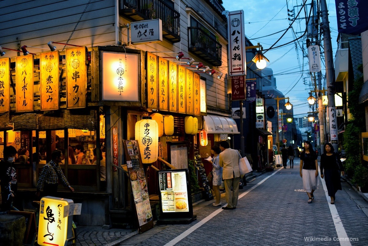 Izakaya en uno de los callejones del barrio de Kagurazaka (Tokio)