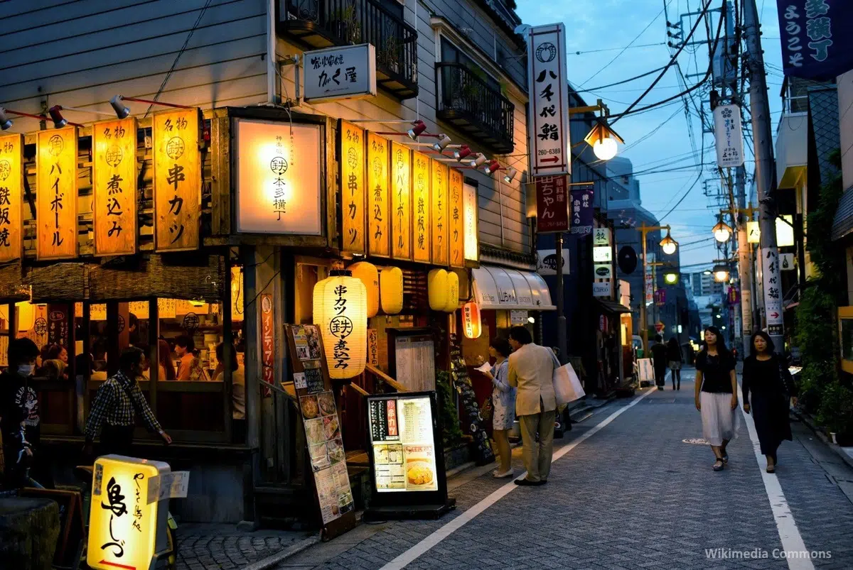 Izakaya en uno de los callejones del barrio de Kagurazaka (Tokio)