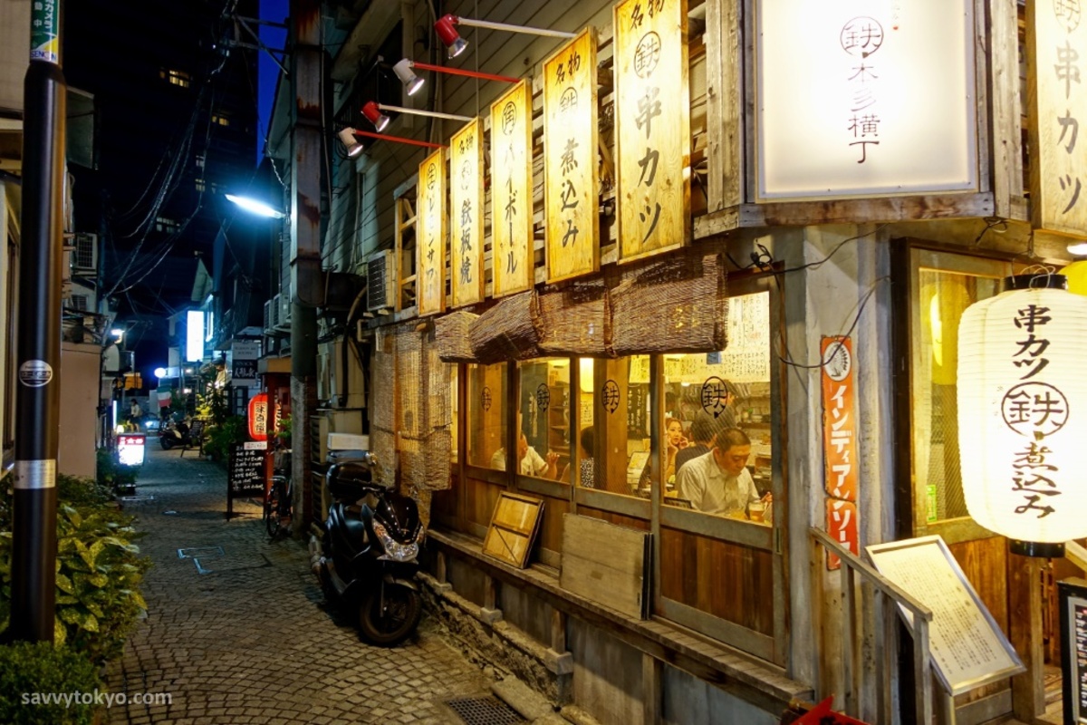 Izakaya o taberna japonesa: cómo son y dónde disfrutarlas, dónde están, comida, bebida, características, en Tokio, Kioto, Osaka y más. Foto: Izakaya en un callejón del barrio de Kagurazaka (Tokio)