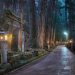Cementerio Okunoin (奥の院), en el monte Koya o Kōyasan, el más grande de Japón: cómo llegar, qué ver y hacer, de noche. Foto: cementerio Okunoin de noche, faroles de piedra, lápidas y musgo.