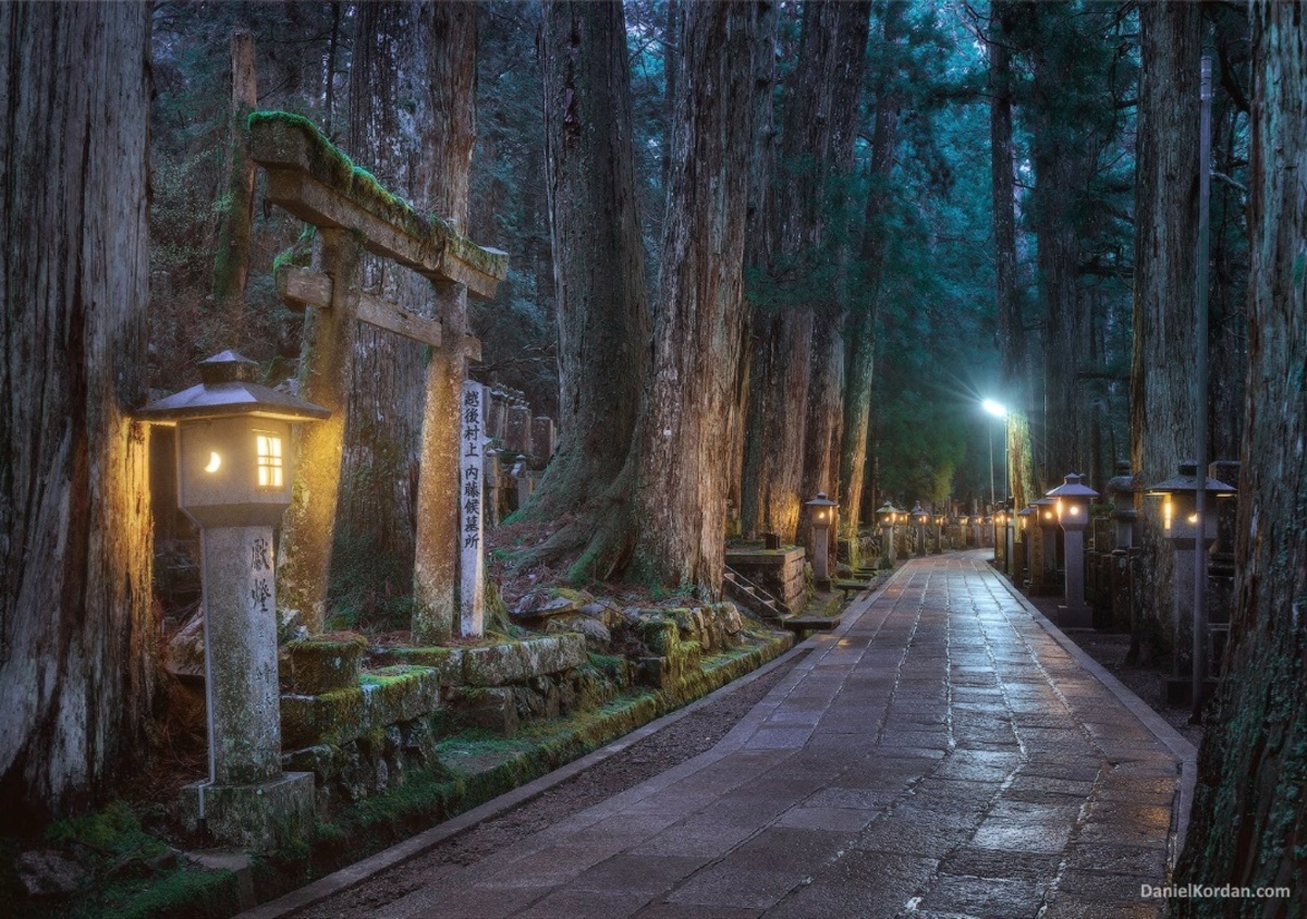 Cementerio Okunoin (奥の院), en el monte Koya o Kōyasan, el más grande de Japón: cómo llegar, qué ver y hacer, de noche. Foto: cementerio Okunoin de noche, faroles de piedra, lápidas y musgo.