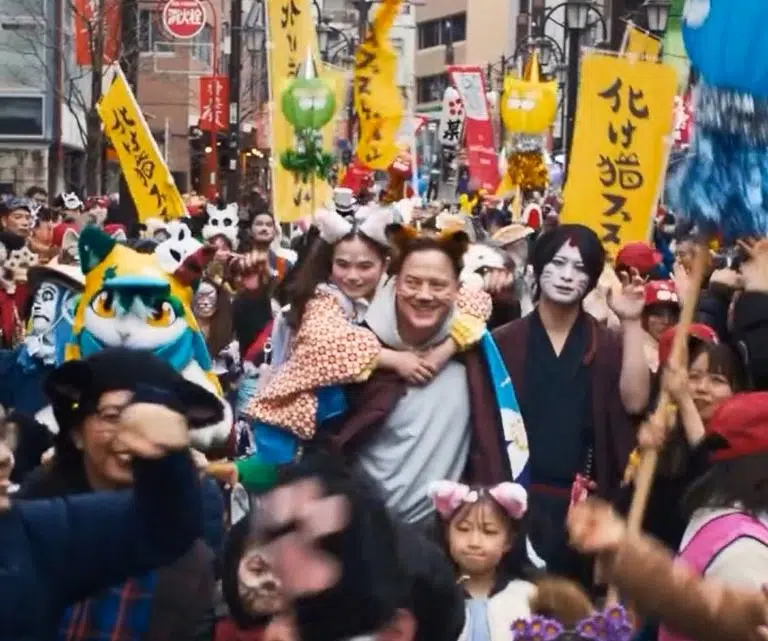 Brendan Fraser por las calles de Shibuya (Tokio) en el film Rental Family (ファミリーレンタルエージェンー, Family Rental Agency) de 2025