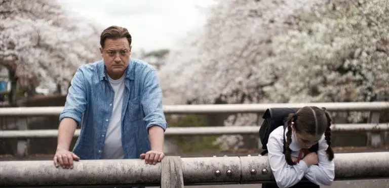 Brendan Fraser durante la época de los cerezos en flor en Tokio en el film Rental Family (ファミリーレンタルエージェンー, Family Rental Agency) de 2025