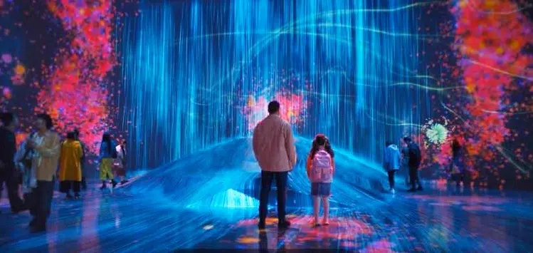 Museo Teamlab Borderless de Tokio en el film Rental Family (ファミリーレンタルエージェンー, Family Rental Agency) de 2025