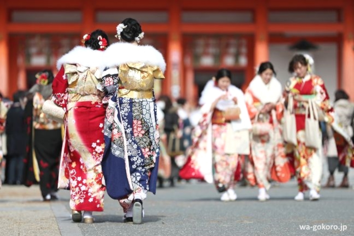 Japón en enero: viajar, clima, hace frío, Tokio, qué ver y hacer. Foto: Chicas vestidas con kimono furisode el Día de la Mayoría de Edad en Japón o Seijin No Hi