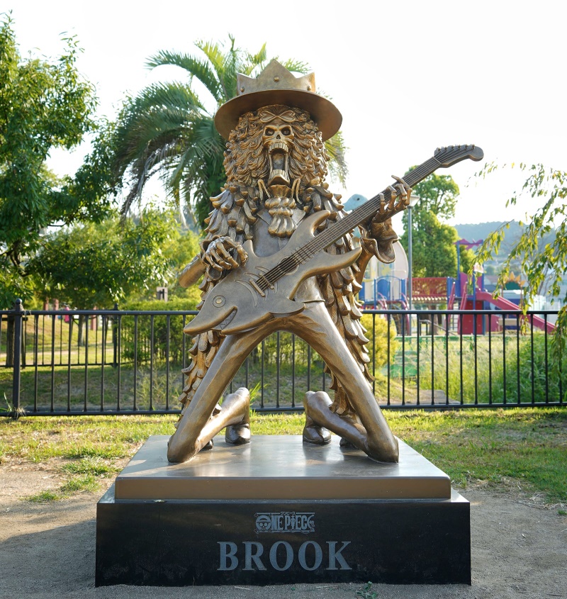Estatua de bronce de Brook (One Piece) en Kumamoto