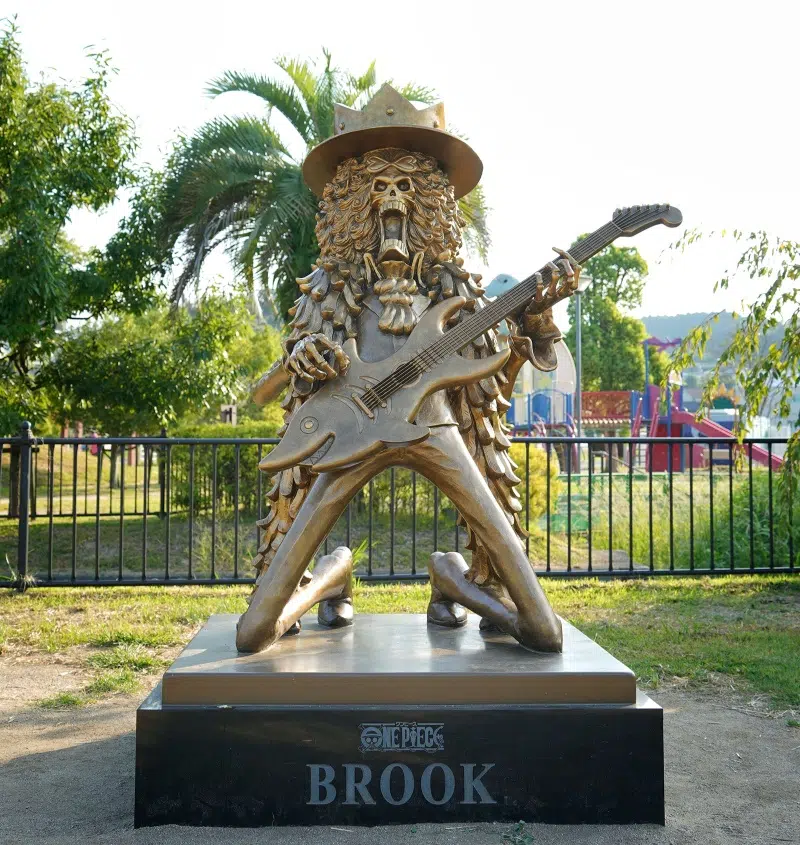 Estatua de bronce de Brook (One Piece) en Kumamoto