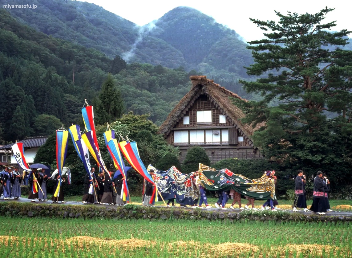 Procesión del festival Doburoku Matsuri de Shirakawago, en plenos Alpes japoneses, en octubre
