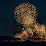 En ciertos días del verano se celebra en Enoshima (una isla cercana a Kamakura y Tokio) el festival de fuegos artificiales Enoshima No Hanabi Taikai (江の島夏の花火大会).