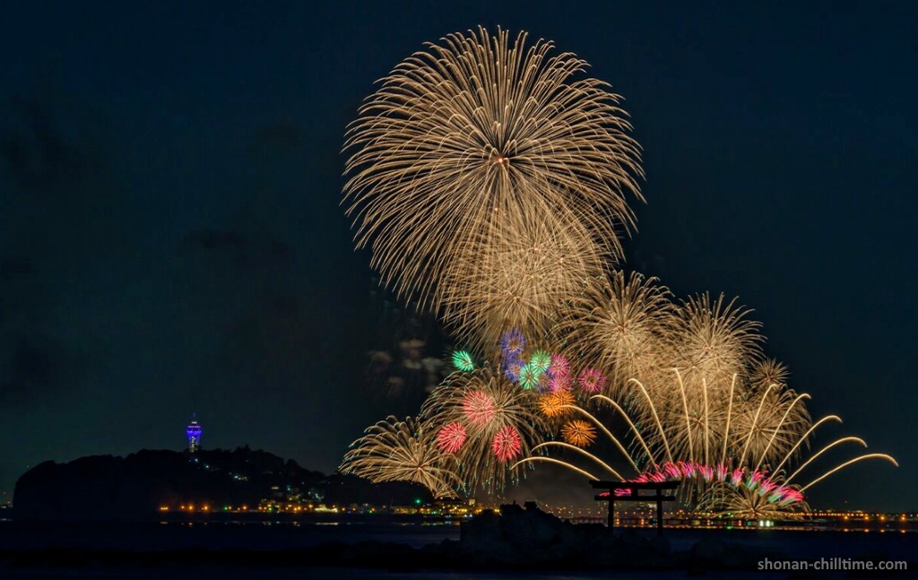 En ciertos días del verano se celebra en Enoshima (una isla cercana a Kamakura y Tokio) el festival de fuegos artificiales Enoshima No Hanabi Taikai (江の島夏の花火大会).