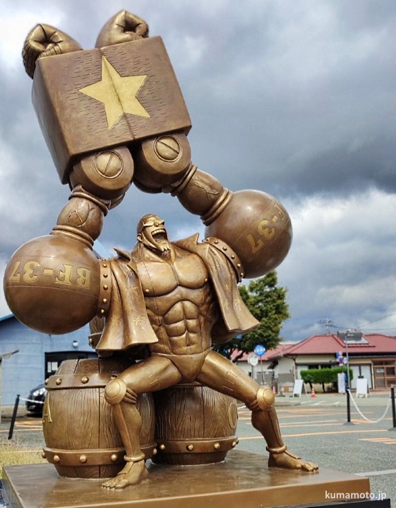 Estatua de bronce de Franky (One Piece) en Kumamoto