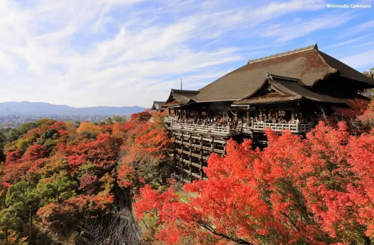 Templo Kiyomizudera de Higashiyama, en Kioto, en otoño y momiji