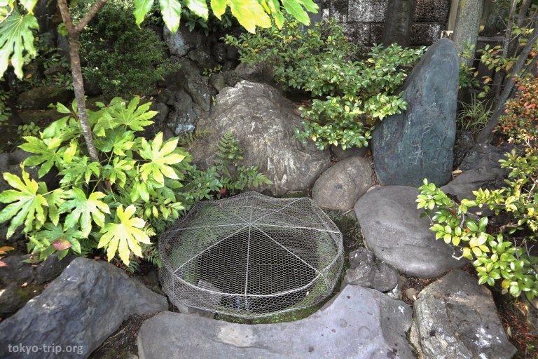 Pozo del Lavado de la Cabeza (首洗い井戸, Kubiarai Ido) en el templo Sengakuji de Tokio