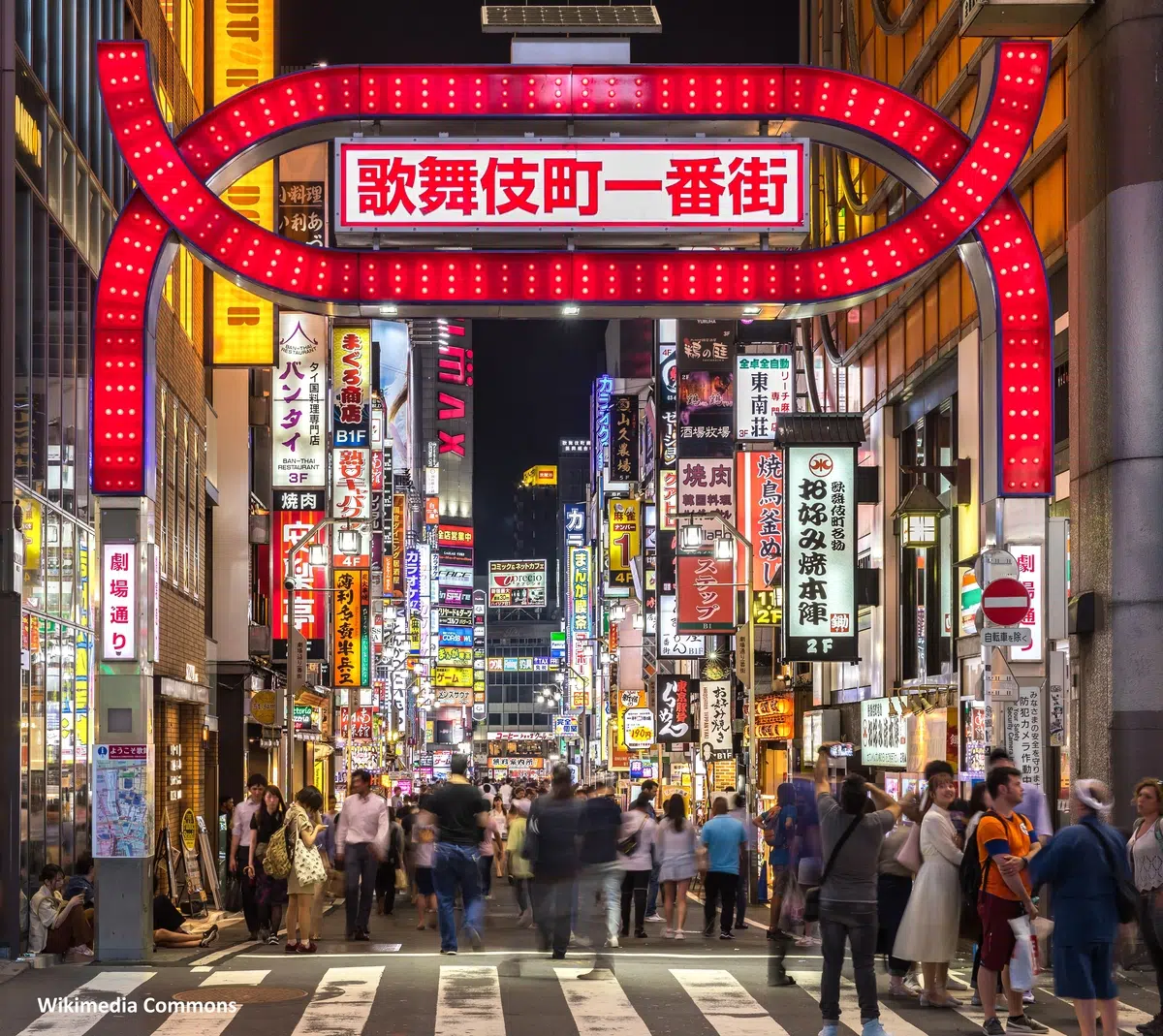 shinjuku-kabukichoichibangai02_1200x1069 Guía de Tokio completa: lugares de interés, comida, alojamiento y transporte. Foto: Carteles de neón en la calle Ichibangai en el barrio de Kabukicho en Shinjuku (Tokio, Japón)
