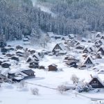Viajar a Japón en invierno: clima, qué ver y hacer, consejos, ropa necesaria, ruta de invierno. Foto: Villa medieval histórica de Shirakawago cubierta de nieve