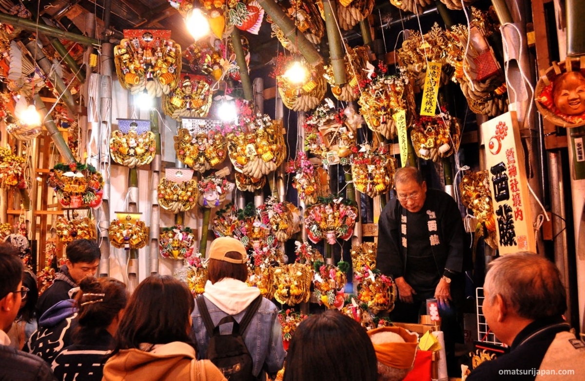 Feria Tori No Ichi (酉の市) o Feria del Gallo, celebrada los días del gallo de noviembre en numerosos templos y santuarios de Japón donde comprar amuletos de artesanía tradicionales. El más famoso lugar es un santuario de Asakusa (Tokio): fechas, cómo llegvar, precio, horario