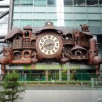 Reloj gigante Nippon TV Odokei o Nittere Odokei (日テレ大時計), diseñado por Hayao Miyazaki y situado en Shiodome Shiosite, en el barrio de Shinbashi en Tokio: cómo llegar, cuándo funciona, cómo funciona, horario para verlo funcionando, a qué hora se mueven los muñecos autómatas steampunk