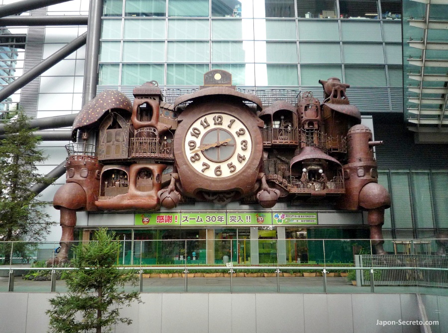 Reloj gigante Nippon TV Odokei o Nittere Odokei (日テレ大時計), diseñado por Hayao Miyazaki y situado en Shiodome Shiosite, en el barrio de Shinbashi en Tokio (distrito Minato)