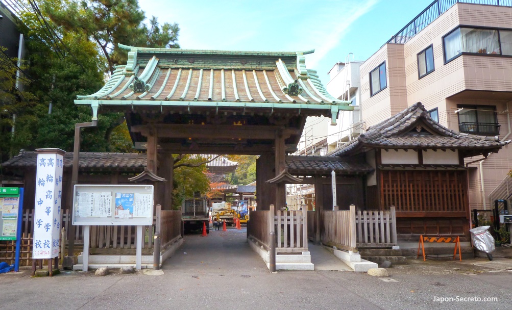 Acceso al templo Sengakuji de Tokio en la puerta principal