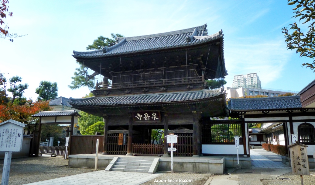 Sanmon o puerta principal del templo Sengakuji de Tokio