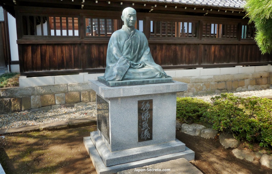 Estatua de bronce de Kōdō Sawaki (澤木興道, Sawaki Kōdō) en el templo Sengakuji de Tokio.