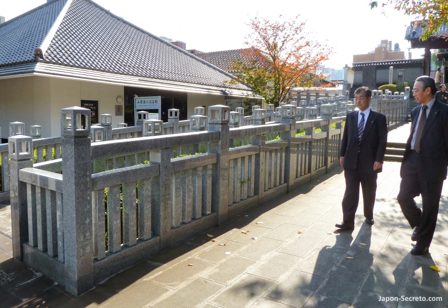 Japoneses visitando las tumbas de los 47 rōnin de Ako en el templo Sengakuji de Tokio