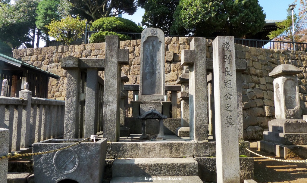 Tumba de Asano Naganori en el templo Sengakuji de Tokio