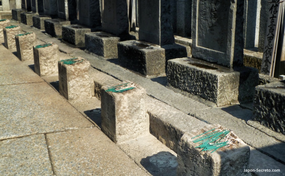 Tumbas de los 47 rōnin de Ako en el templo Sengakuji de Tokio e incienso