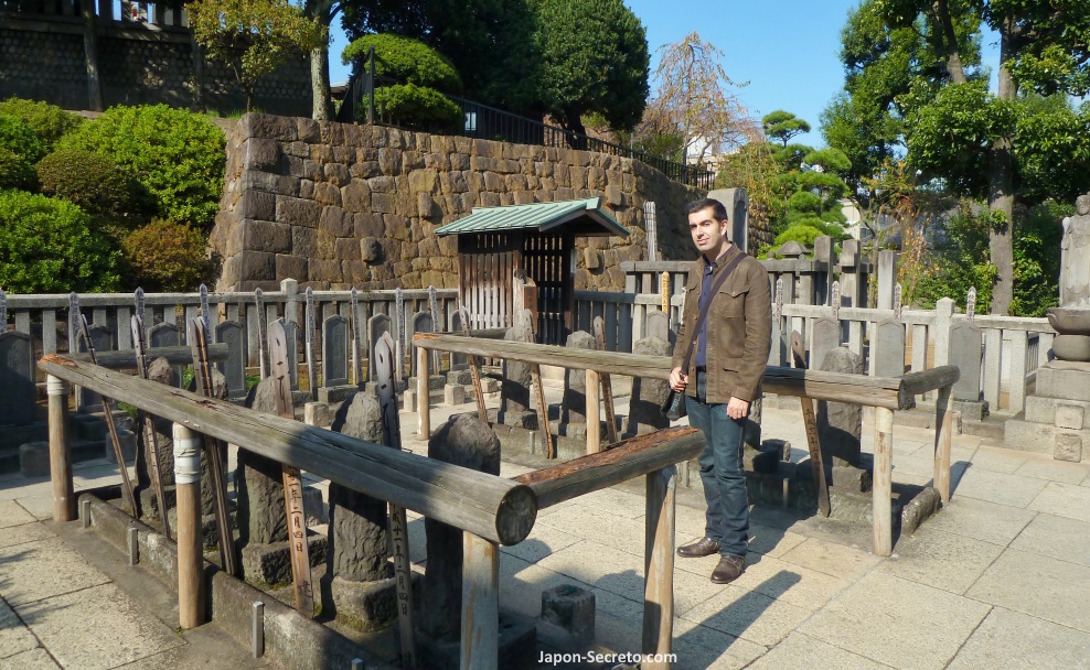 Visitando las tumbas de los 47 rōnin de Ako o Ako Gishi en el templo Sengakuji de Tokio