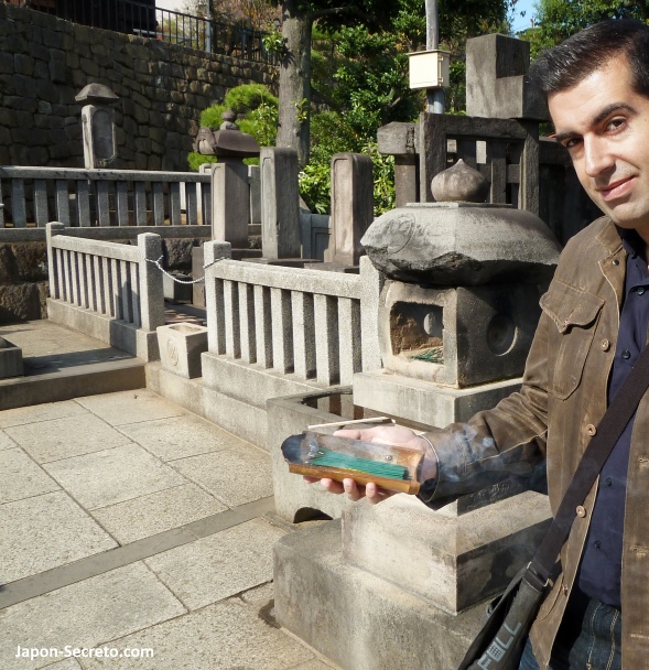 Depositando varillas de incienso en las Tumbas de los 47 rōnin de Ako en el templo Sengakuji de Tokio