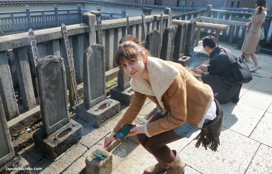 Depositando varillas de incienso en las Tumbas de los 47 rōnin de Ako en el templo Sengakuji de Tokio